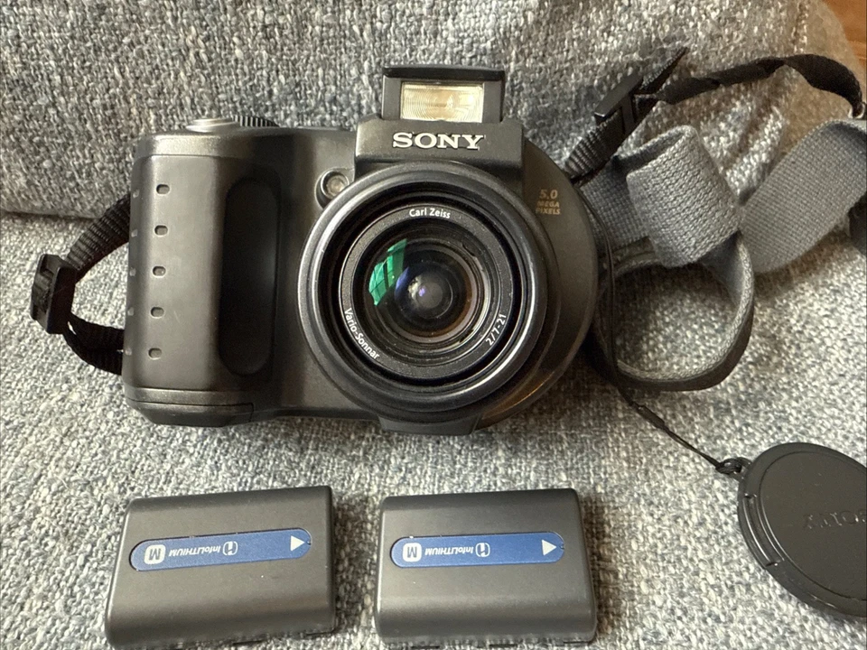 Sony Mavica MVC-CD500 Digital Camera Black LCD Display 5-MP Untested/Parts Read. - Image 1 of 4