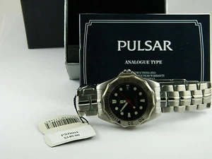 PULSAR HERRENUHR / LEUCHTEN NUMMER / TACHOMETER / FENSTER FÜR DAS DATUM / NEU IM BOX - Bild 1 von 6