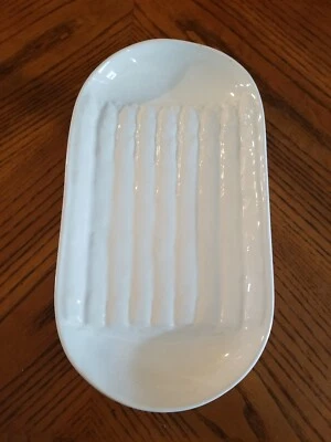 Prato lateral de cerâmica branca para servir espargos feito na Itália - Imagem 1 de 4