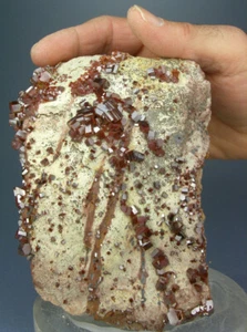 GRANDES CRISTALES DE VANADINITA ROJOS BRILLANTES PRÍSTINOS EN MATRIZ, MIBLADEN, MARRUECOS - Imagen 1 de 5