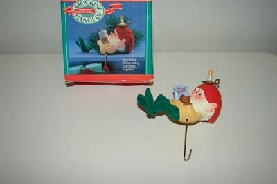 Colgador de medias vintage Hallmark Lounging Storytime Elf Gnomo Foto 1 de 4