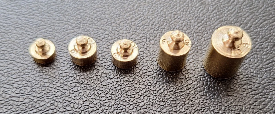 Lot de 5 Poids 1 de 1 gr 2 de 2 grs  1 de 5grs Et 1 de 10 grs pour fin boite - Photo 1/1