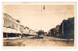 MANHATTAN, KANSAS - POYNTZ AVE LOOKING EAST - TRAM - 1909 REAL PHOTO POSTCARD - Picture 1 of 2
