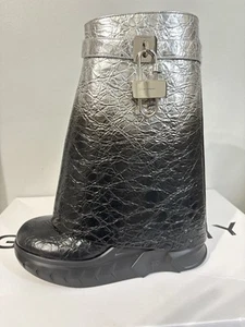 BOTINES BIKER GIVENCHY SHARK LOCK CUERO LAMINADO TALLA 38 NEGRO/PLATEADO - Imagen 1 de 9