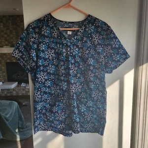 Women's Koi Basics Scrub Top Snowflakes Size Large - Picture 1 of 5
