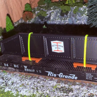 1:87 HO Scale Bethlehem Steel Black Girder w/ Yellow straps(Sloped) on pallets - Image 1 of 4