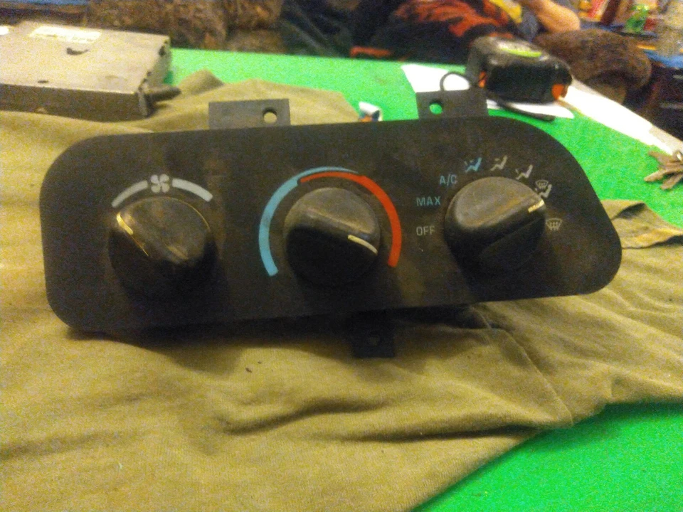 Chevrolet Camaro 1995 calefacción aire acondicionado controles usado OEM 16181023 Foto 1 de 1