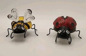 Juego de 2 esculturas de insectos de metal 4"" Ladybug abeja decoración de jardín adorno exterior - Imagen 1 de 14