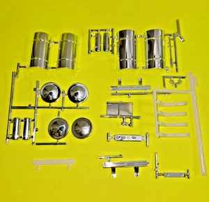 AMT 1021/06 1/25 Scale Kenworth Conventional W925 Parts Kit Fuel & Air Tanks - Picture 1 of 7