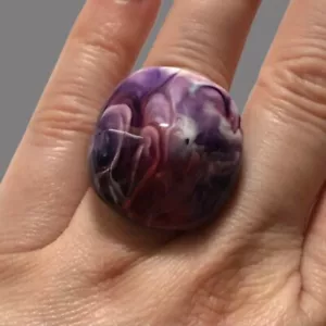 Anello cocktail dichiarazione cupola turbinosa plastica viola bianca taglia 6,75-7 - Foto 1 di 15
