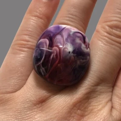 Grueso anillo de cóctel de resina de plástico púrpura blanco remolino cúpula talla 6,75-7 Foto 1 de 4