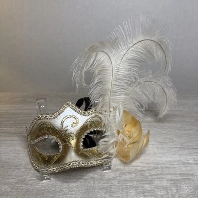 Máscara de mascarada de plumas firmada lateral de carnaval veneciano dorado blanco fiesta de Mardi Gras Foto 1 de 4