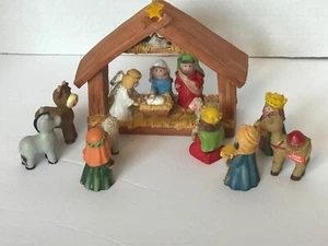 Mini Weihnachtskrippe, 9-teiliges Set enthält Krippe und 8 Figuren Resin - Bild 1 von 9