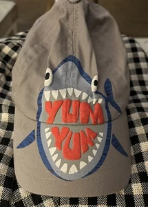 Gorra de algodón con aleta de tiburón (YUM YUM) para niños pequeños gris azul ajustable - Imagen 1 de 9
