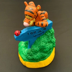 Caja de dinero vintage Winnie the Pooh Tigger 100 acres madera tienda Disney - Imagen 1 de 6