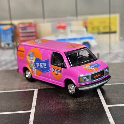 Camión Johnny Lightning Rosa Pez Caramelo FURGONETA DE ENTREGA TRUE GRIT Real Rider Car Foto 1 de 4