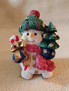 Muñeco de nieve pequeño con árbol de Navidad y bastón de caramelo - Imagen 1 de 7