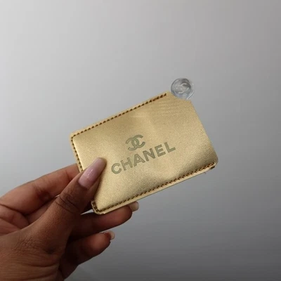 Espejo de bolsillo Chanel Beauty GWP con funda Foto 1 de 2