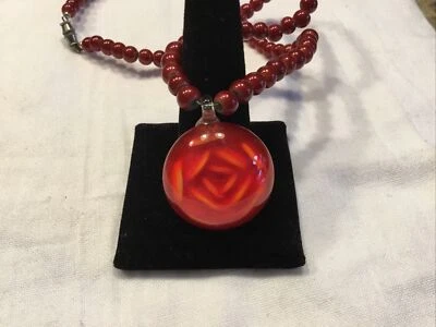 Collar vintage Lucite corazón rosa roja años 60’s con cuentas metálicas rojo cereza 18’ Foto 1 de 4