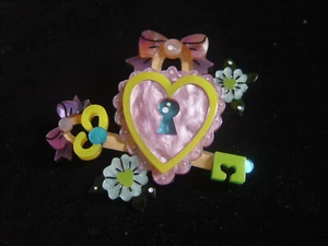 ERSTWILDER KEY TO YOUR HEART HALLOWEEN 2021 RESIN BROOCH - RETIRED - Picture 1 of 6