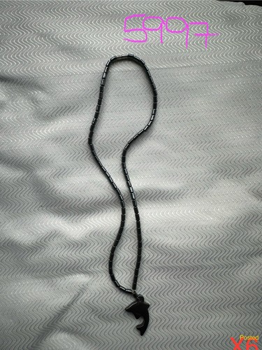 VETEMENTS Collana con ciondolo delfino ematite nera chiusura a botte metallica completa di perline