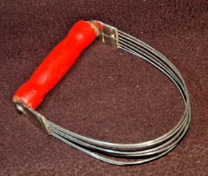 MANGO ROJO DE MADERA ~ LICUADORA DE PASTELERÍA con 6 cables de corte ~ Androck de colección - Imagen 1 de 3