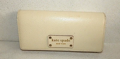 Cartera Kate Spade WLRU0766 Doble Plegable Marfil Cuero Blanco 8" Bolso sin asas Granulado Usada en Excelente Condición Foto 1 de 4