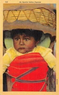 Nativo Americano APACHE INDIO BEBÉ En PAPOOSE ca1940 Tarjeta Postal de Lino Curteich Foto 1 de 2
