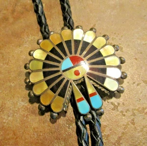 ESPLÉNDIDO!! Corbata Bolo Antigua Peón Zuni Incrustación Plata Esterlina Multi-Piedra CARA DE SOL - Imagen 1 de 12