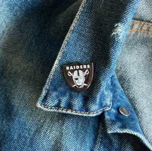 1 Zoll OAKLAND/LAS VEGAS RAIDERS NFL Logo Fußballteam Metall REVERSNADEL/KRAWATTE TACK! - Bild 1 von 4