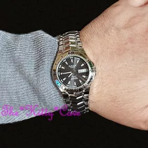 OMAX 5atm Silver S.Steel Epson Seiko Movt Classic Sporty Day & Date Watch DYB281 - Imagen 1 de 9