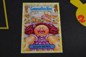 2023 GARBAGE PAIL KIDS GPK GO ON VACATION YELLOW PARALLEL ROWDY RENEE 54B NM