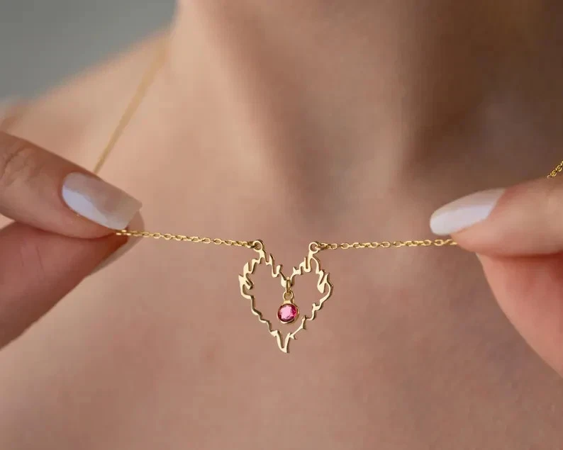 Collar colgante con nombre de piedra de nacimiento simulada de corte redondo de 2 quilates enchapado en oro amarillo de 14 k Foto 1 de 4