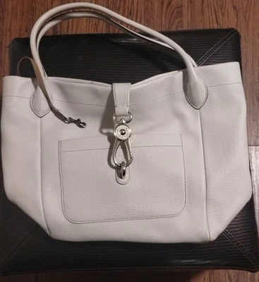 Bolsa de ombro Dooney Bouke creme hobo com detalhes dourados - Imagem 1 de 4