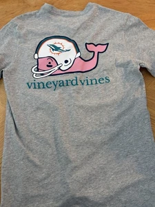 Camiseta gris manga corta Vineyard Vines Miami Dolphins para hombre talla pequeña - Imagen 1 de 5
