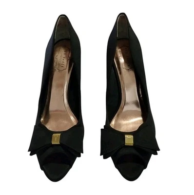 Zapatos de salón Ted Baker Skalett negros satinados con lazo en punta de aguja para mujer 10 formales  Foto 1 de 4