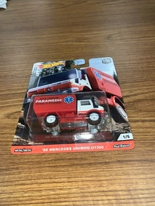 Hot Wheels Premium Paramedic 88 Merceds Unimog U1300 Real Riders New Sealed - Picture 1 of 7