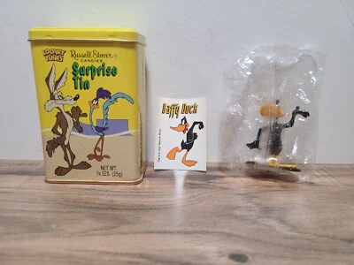 Lata surpresa Looney Tunes com Wile E. Coiote e Road Runner Russell Stover - Imagem 1 de 4