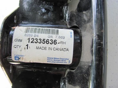 Soporte de barra de impacto para parachoques delantero derecho NOS GM 12335636 2003-2007 camionetas Foto 1 de 4