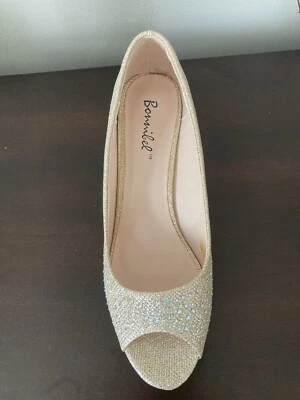 Women’s Open Toe, 2 1/2” Heel, Glitter Pump, Gold, Size 8 1/2 - Image 1 of 3