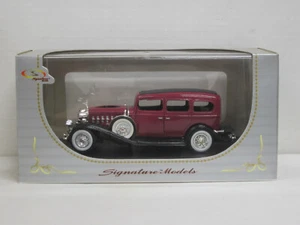 Cadillac 4-dr-Hard-Top 1932 lila/schwarz, OVP mit Vitrine, Signature 1:32,defekt - Bild 1 von 8