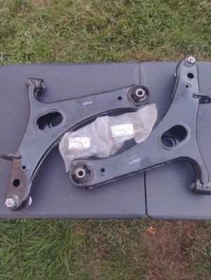 Brazos de control inferiores Subaru Legacy/Outback 2010-2014 OEM con rótulas y enlaces Foto 1 de 4