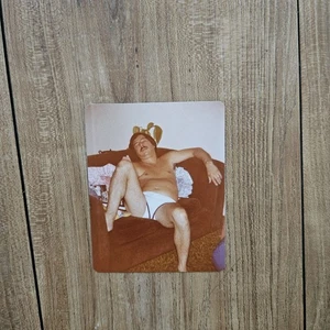 1970er AMERIKANISCHER MÄNNLICHER HEMDLOSER SCHLAF ENGER WEISSER SHORTS SCHWULES INTERESSE FOTO - Bild 1 von 5