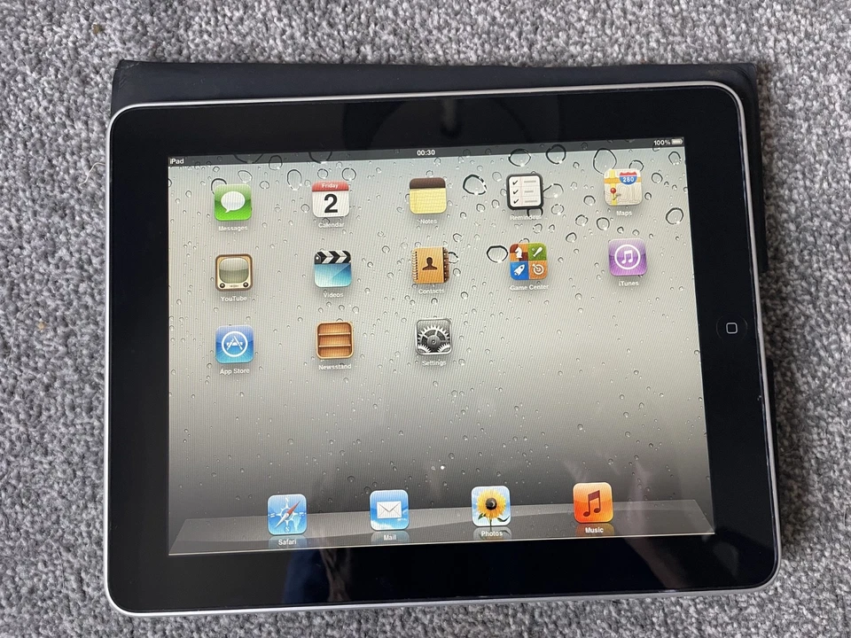 Apple iPad 1st Gen 32GB - WiFi Unlocked - Image 1 of 4