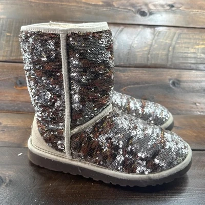 Botas cortas Uggs clásicas de lentejuelas para mujer botas doradas brillantes EE. UU. 5 / UE 35 / REINO UNIDO 3,5 Foto 1 de 4