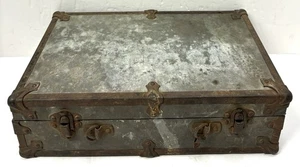 Antike kleine Metall über Holz Aufbewahrungsbox Koffer Akzentecken rustikal *ohne Riemen - Bild 1 von 11