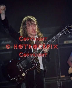 FOTO 8X10 DE ANGUS YOUNG DE AC/DC EN CONCIERTO - Imagen 1 de 1