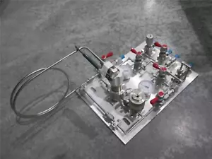 Air Products high purity 5 valve Gas Panel Assy, CGA 330 appears new, unused - Picture 1 of 6