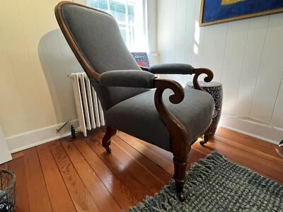 Biblioteca inglesa del siglo XIX o sillón Voltaire con ruedas  Foto 1 de 4