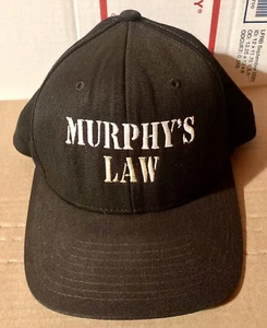 SOMBRERO DE BÉISBOL MURPHYS LAW RARO VINT AÑOS 90 NEGRO BORDADO DISEÑO FUENTE AJUSTABLE - Imagen 1 de 7